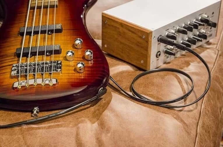 RockBoard 1/4" Flat Instrument Cable Straight - Angled - 6m 5 RockBoard 1/4" Flat Instrument Cable Straight - Angled - 6m - Image 3